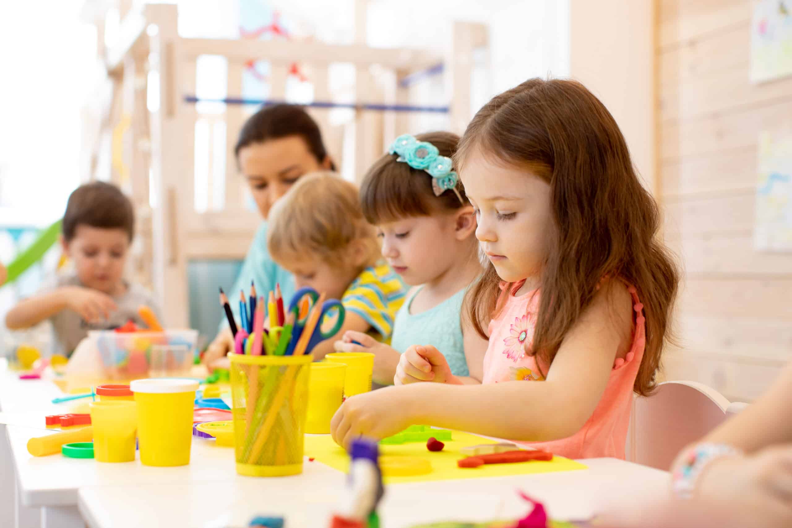 Jak wybrać najlepsze pakiety edukacyjne dla przedszkolaka?