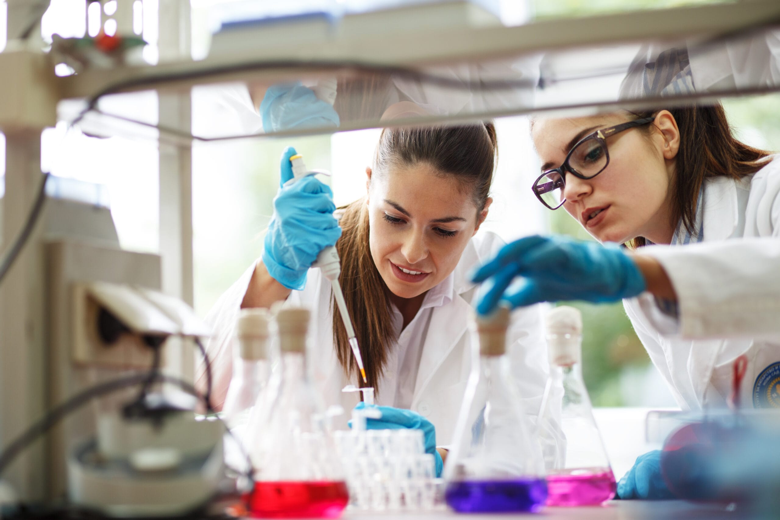 Kompleksowe wyposażenie laboratorium? Postaw na sprawdzone szkło z Danlab.pl